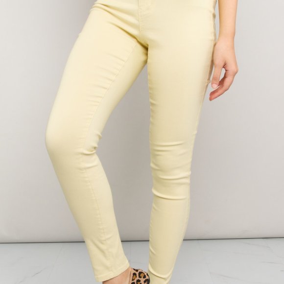 YMI Jeanswear Kate Hyper-Stretch Full Size Mid-Rise Skinny Jeans in Banana Cream - Picture 3 of 8